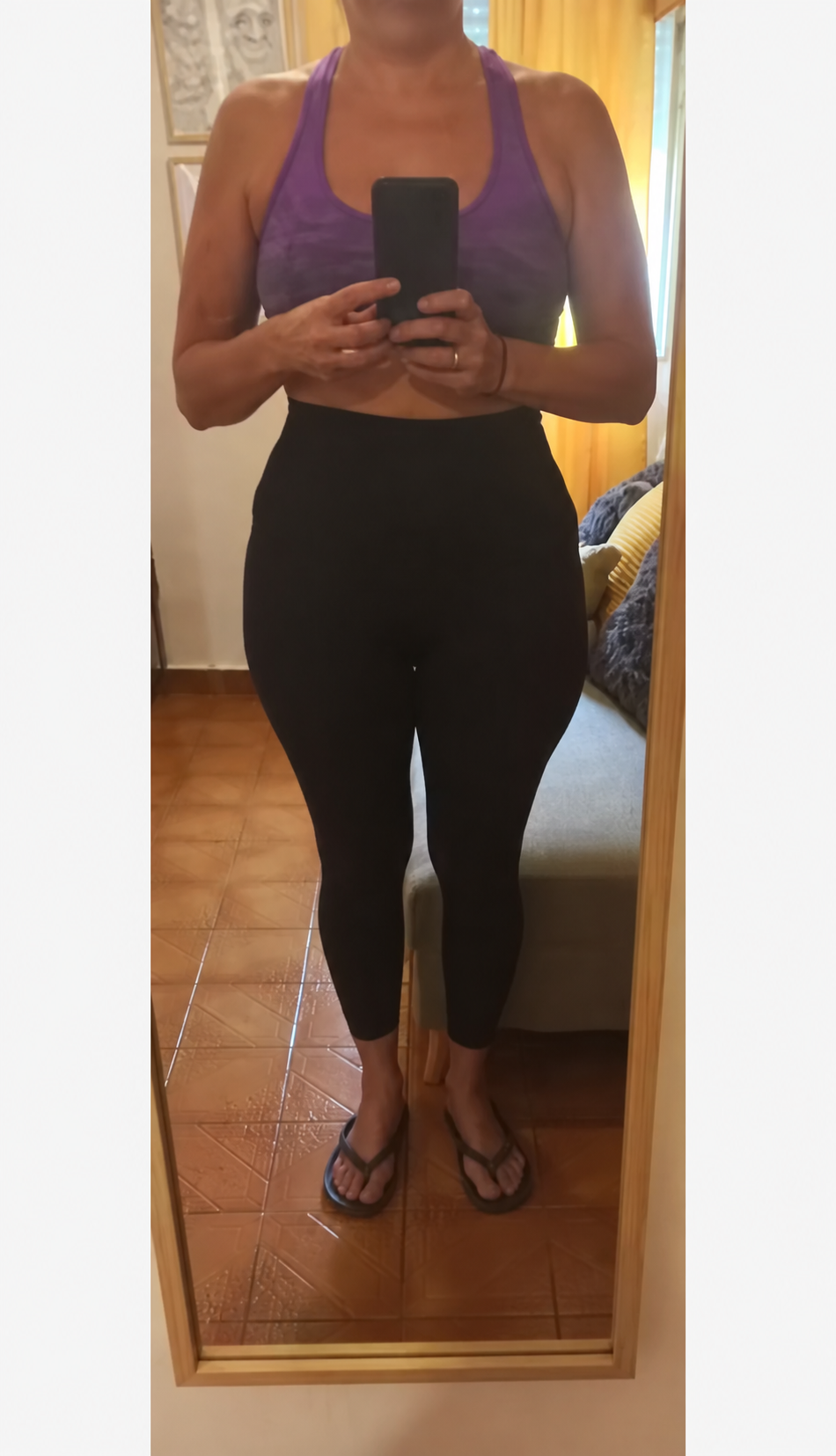 Kundin trägt schwarze SCVLPT Sculpt-Motion 3D Leggings